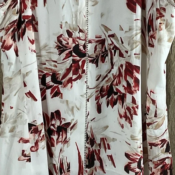 White House Black Market High Neck Floral Sleeveless Hi Lo Top Size M-NWT - Picture 3 of 4